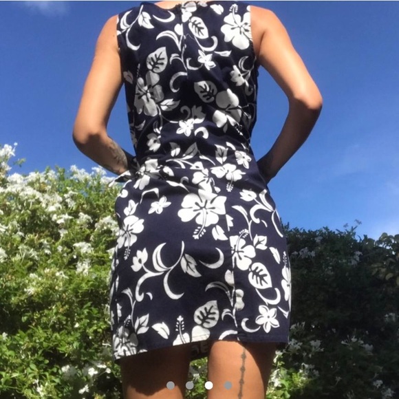 Wrap dress with Hawaiian print - Picture 4 of 4
